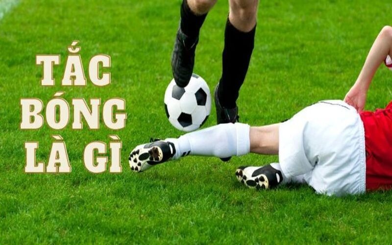 Tắc bóng là gì? Kỹ thuật phòng ngự quan trọng trong bóng đá